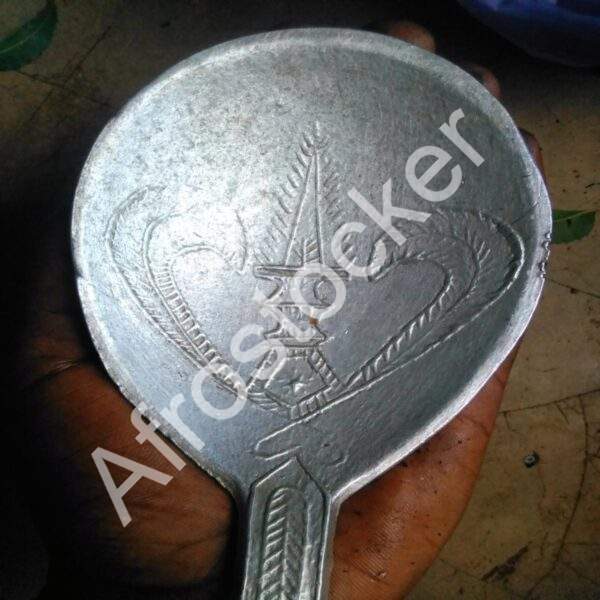 Grande cuillère en fer design – image HD 5000px ustensile cuisine artisanale