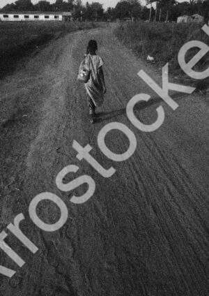 Fille écolière africaine dans un village rural – Photographie Noir et Blanc