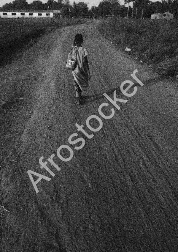 Fille écolière africaine dans un village rural – Photographie Noir et Blanc