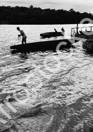 Pêcheur sur pirogue – Scène de pêche traditionnelle Pêcheur sur pirogue – Scène de pêche traditionnelle