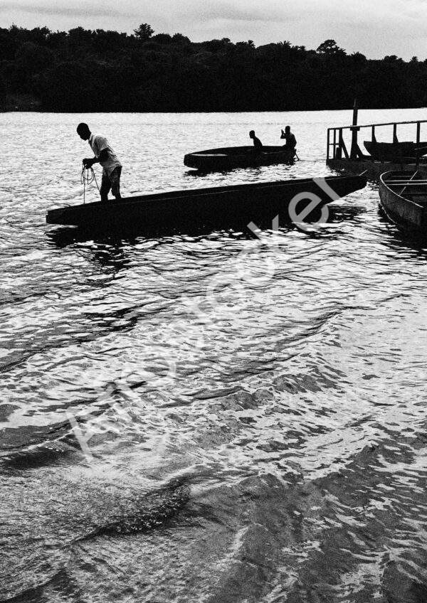 Pêcheur sur pirogue – Scène de pêche traditionnelle Pêcheur sur pirogue – Scène de pêche traditionnelle
